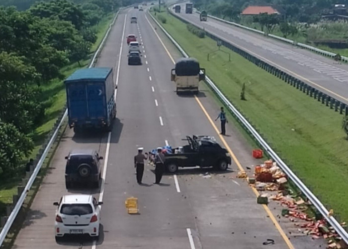 Pikap Pecah Ban, Buah Berserakan di Jalan Tol