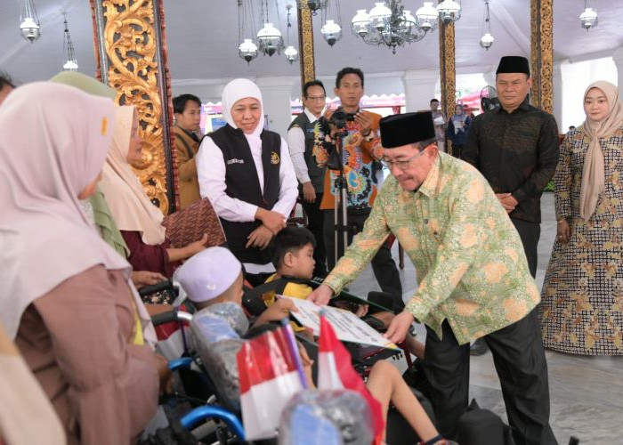 Gubernur Jatim Salurkan Bantuan Sosial di Sumenep, Perkuat Sinergi Penanggulangan Kemiskinan Warga Wadura