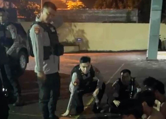 Tim Perintis Polda Jatim Amankan 7 Remaja Diduga Gangster dan Sita 4 Celurit