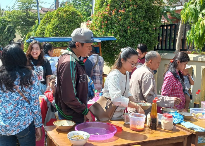 Polsek Dukuh Pakis Makan Bersama Warga