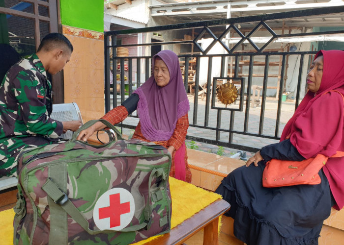 Kemanusiaan TNI, Ibu Sutinah Dapat Bantuan Kesehatan di Posko TMMD