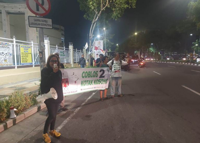 Relawan Kotak Kosong Surabaya Desak Warga Mencoblos, Banner Kampanye Dicuri Oknum Satpol PP