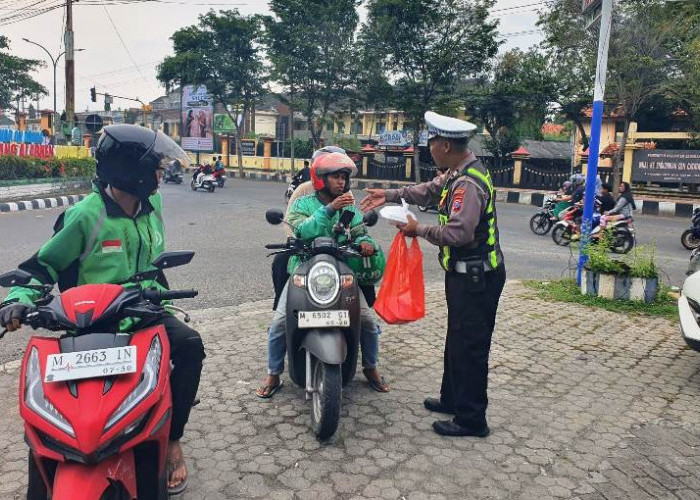 Polantas Menyapa, Satlantas Polres Bangkalan Tebar Takjil dan Edukasi Tertib Lalu Lintas di Pangkalan Ojol