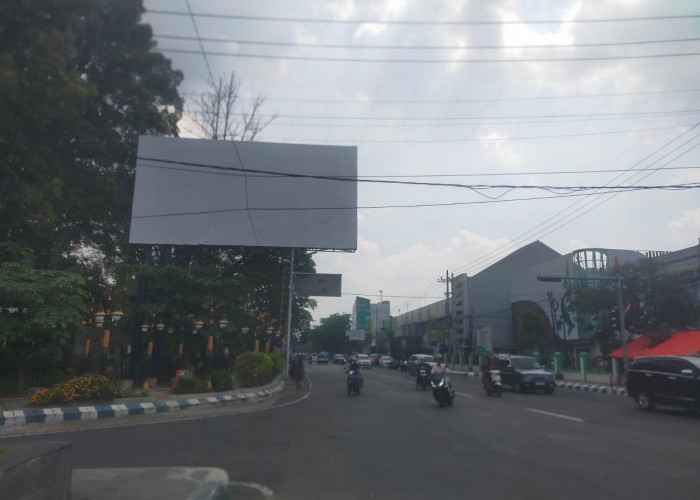 Tabrak Perbup dan Tanpa Izin, Pemkab Jombang Hentikan Paksa Pembangunan Videotron Jumbo di Jalan Gus Dur