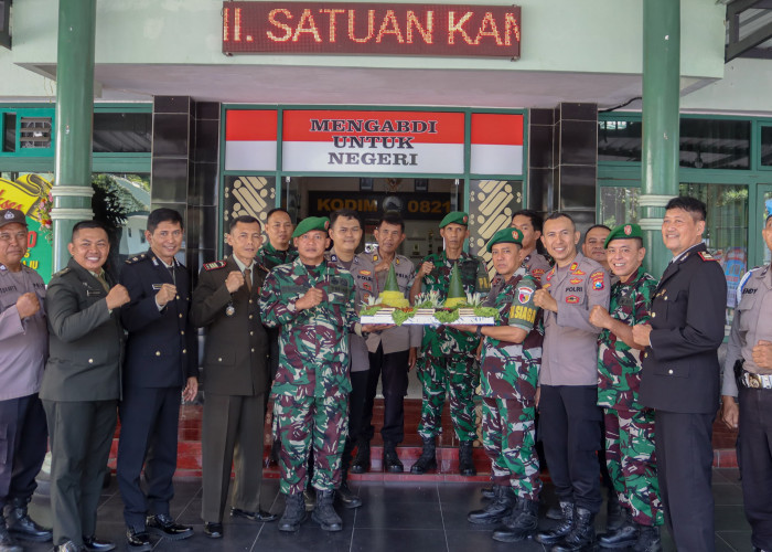 Polres Lumajang Beri Kejutan Spesial HUT Ke-80 TNI di Makodim 0821, Wujud Soliditas dan Sinergitas TNI-Polri
