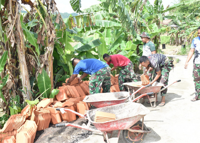 Gunakan Arco, Satgas TMMD dan Warga Angkut Genteng RTLH
