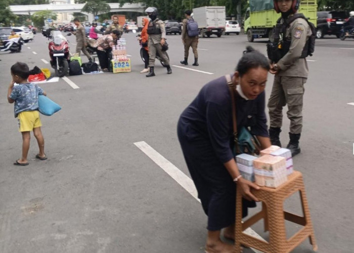 Lapak Penukaran Uang Baru di Jalan Pahlawan Surabaya Ditertibkan Satpol PP