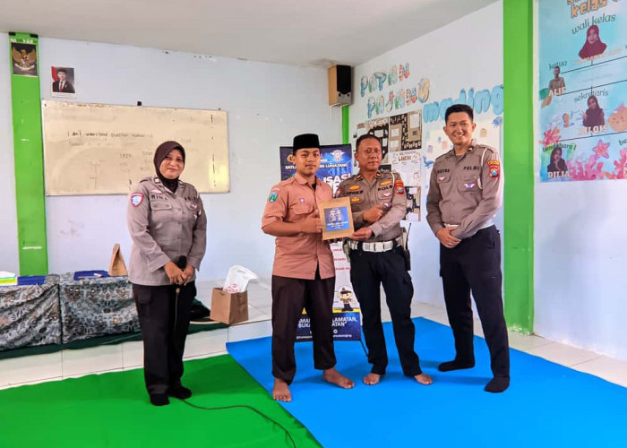 Satlantas Polres Lumajang Gelar Program 'Polantas Menyapa' di Pondok Pesantren Miftahul Ulum