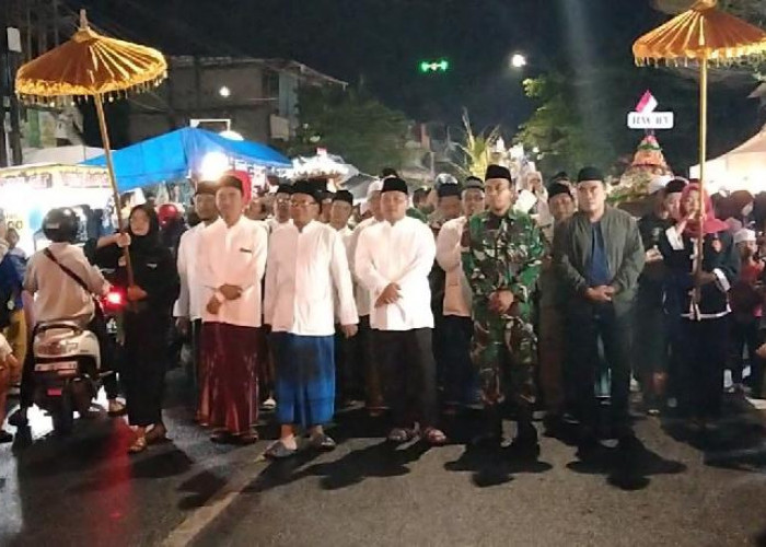 Tradisi Rebo Wekasan, Warga Suci Gresik Kirab 2 Tumpeng Agung