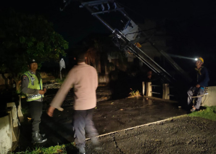 Puting Beliung  Terjang Tawangrejo Lamongan, 96 Rumah dan 3 Kandang Rusak, 7 Tiang Listrik Roboh