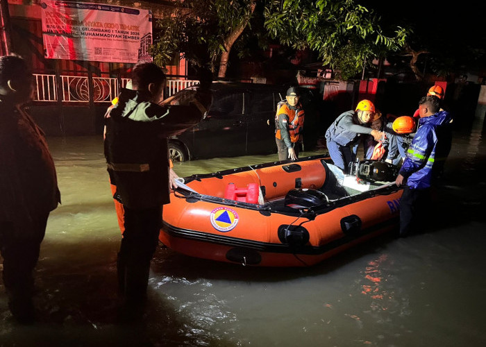 Aksi Heroik Tim Gabungan Polri dan Relawan Evakuasi Korban Banjir 