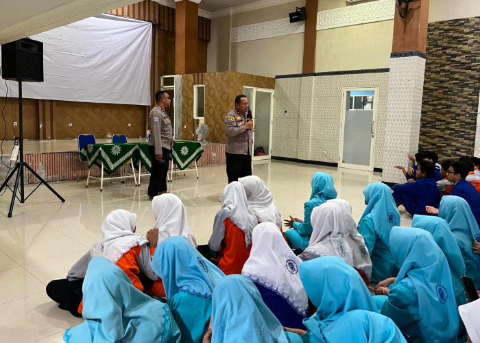 Cegah Euforia Berlebih, Kapolsek Simokerto Gandeng Akademisi Sosialisasi Kenakalan Remaja di SMK Muhammadiyah 