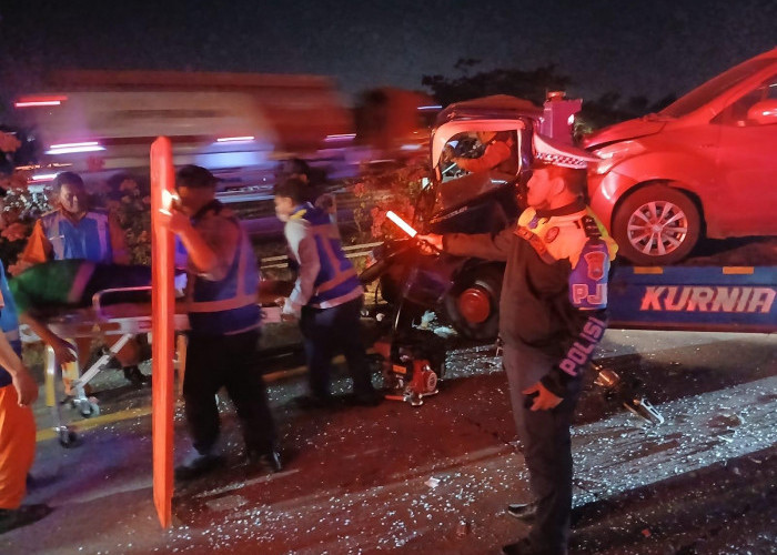 Sopir Mengantuk, Truk Towing Picu Kecelakaan Beruntun Libatkan 5 Kendaraan di KM 718 Tol Sumo