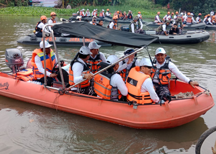 Gubernur Khofifah dan Marinir Ajak Warga Jatim Jaga Kebersihan Sungai Surabaya