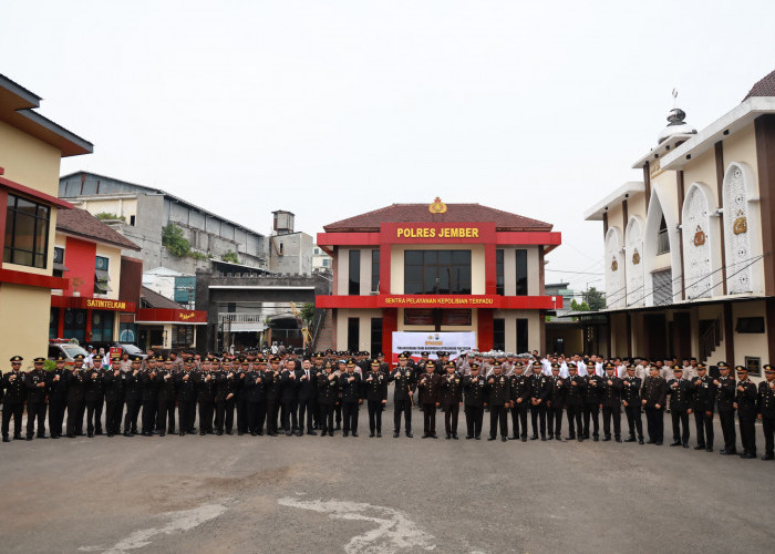 Presiden Prabowo Ganjar 56 Personel Polres Jember Tanda Kehormatan Satya Lencana