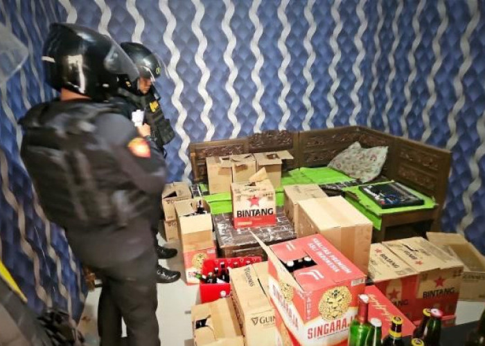 Jelang Ramadan, Polres Gresik Razia Ratusan Botol Miras dan Warung Prostitusi