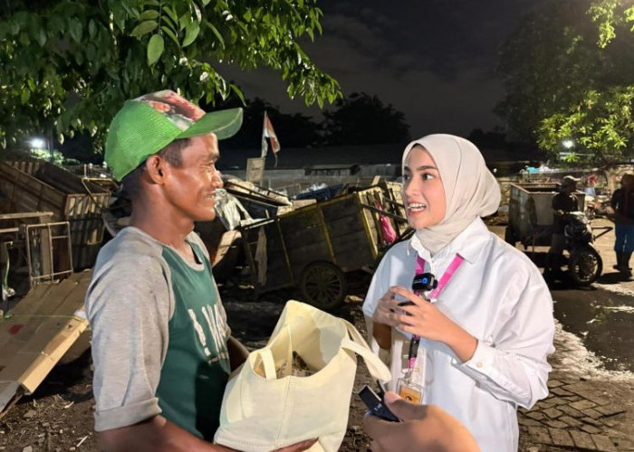 Sapa Pejuang Nafkah Dini Hari, Ning Ais DPRD Surabaya Bagikan Sembako dan Menu Sahur