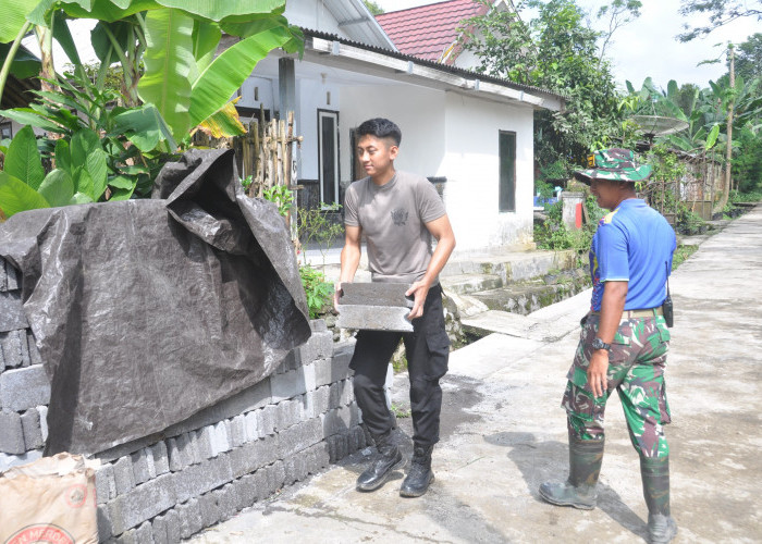 TNI-Polri Satgas TMMD ke-123 Kodim Lumajang Bangun Rumah Layak Huni di Desa Burno