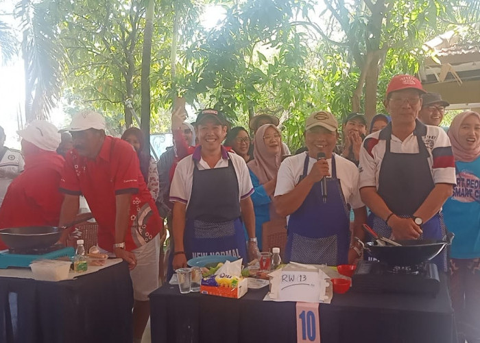 Semarak HUT RI ke-79 Kelurahan Kebraon, Bapak-bapak Unjuk Kebolehan Masak