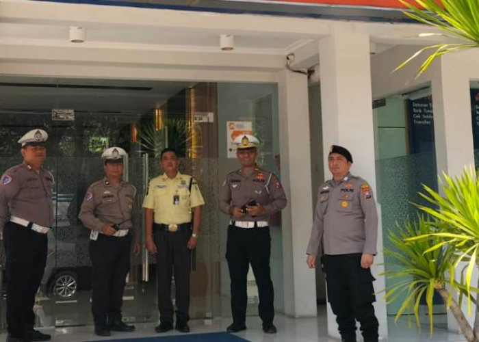 Tingkatkan Keamanan, Polsek Wonocolo Patroli Perbankan di Wilayah Hukumnya