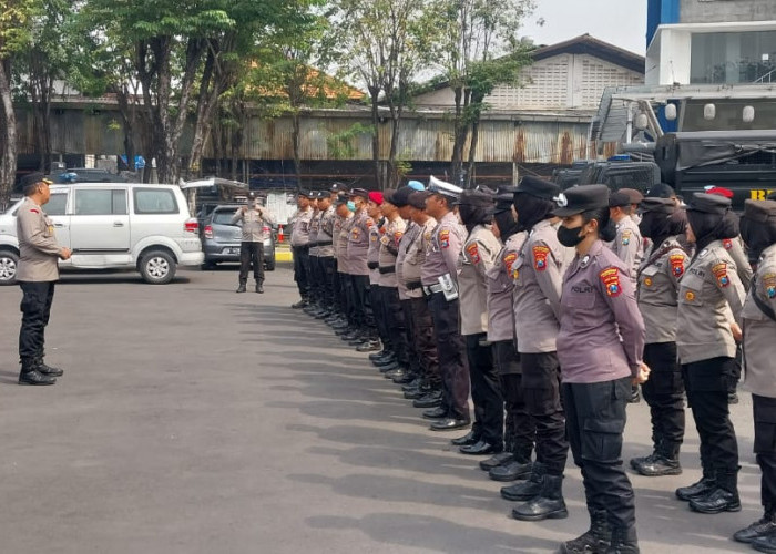 Polsek Gayungan Kawal Unjuk Rasa Sopir di Surabaya