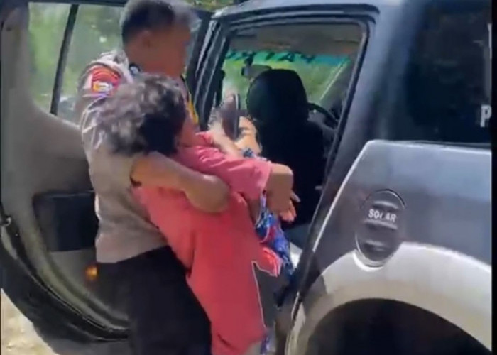 Respons Laporan Warga, Polsek Kendal Amankan Pria yang Nekat Duduk di Tengah Jalan