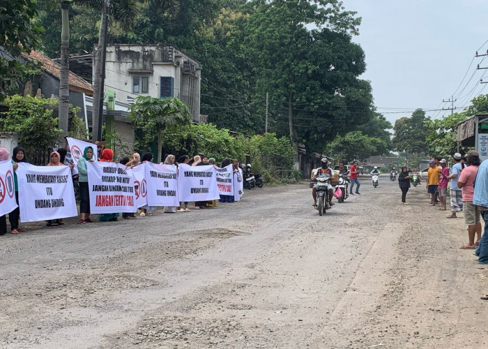 Aksi Protes Warga Berbuah Manis, Jalan Rusak di Puger Segera Diperbaiki