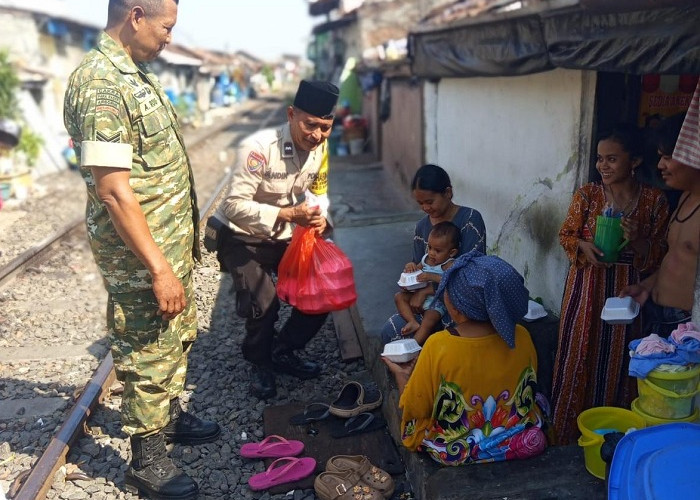 Sinergi TNI-Polri, Bhabinkamtibmas dan Babinsa Bubutan Bagikan Makanan Serta Sampaikan Imbauan Kamtibmas