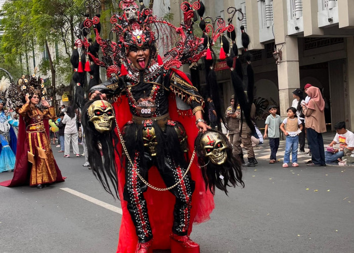 Desainer Muda Malang Mas Sayyid Jiwojati Pukau Surabaya dengan Kuyang Kalimantan di SFF 2026