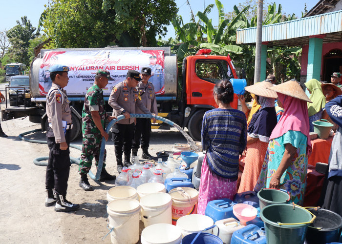 Polres Bojenegoro Bagikan 15 Tangki Air Bersih di Sejumlah Wilayah yang Terdampak Kekeringan