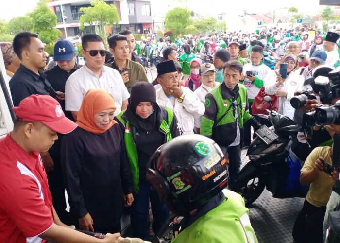 Peduli Driver Ojol, Khofifah Bagikan Ratusan Voucher BBM Gratis