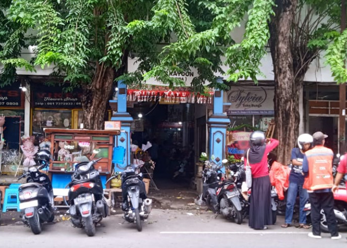 Lonjakan Pengunjung Pasar Bunga Kayoon Surabaya di Hari Valentine