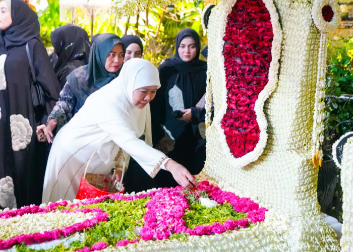 Khofifah Ajak Jemaah Teladani Akhlak Sunan Ampel di Haul Agung ke-549