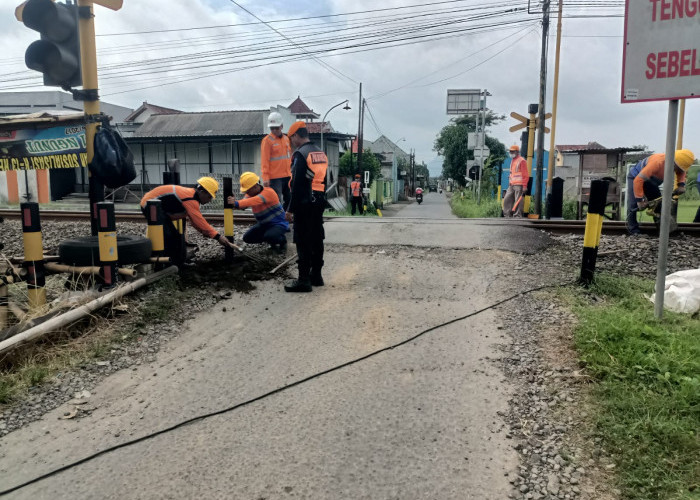 Jelang Lebaran, KAI Sempitkan Perlintasan di Kedungwaru, Truk Dilarang Melintas