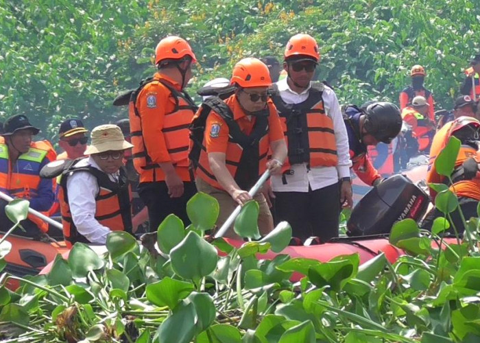 Tim Gabungan Bersihkan Sungai Buntung Sidoarjo