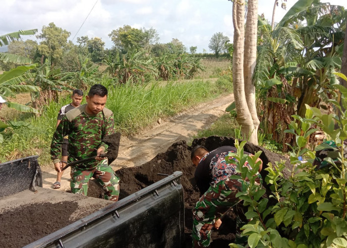 Satgas TMMD ke-127 Kodim 0827/Sumenep Turunkan Material Pasir untuk Pembangunan RTLH Milik Sayyi