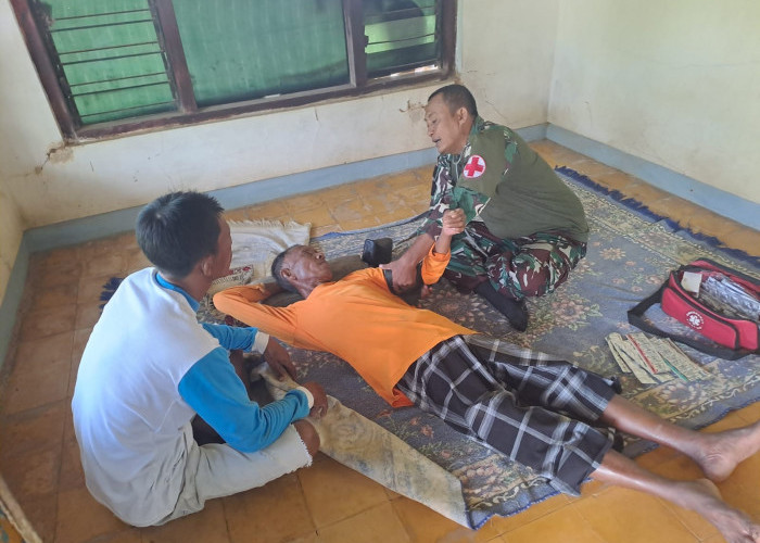 Satgas TMMD 127 Jemput Bola, Warga Stroke Ringan Diperiksa