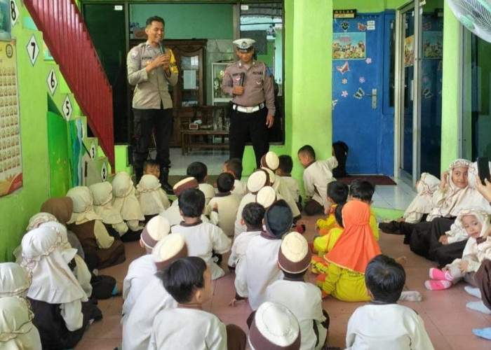 Tingkatkan Kepercayaan Anak pada Polisi, Bhabinkamtibmas Rungkut Gelar Binluh di TK AR-AL Ikhlas