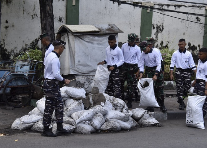 Semarak Hardikal Ke-80, TNI AL dan Warga Surabaya Bersihkan Kota