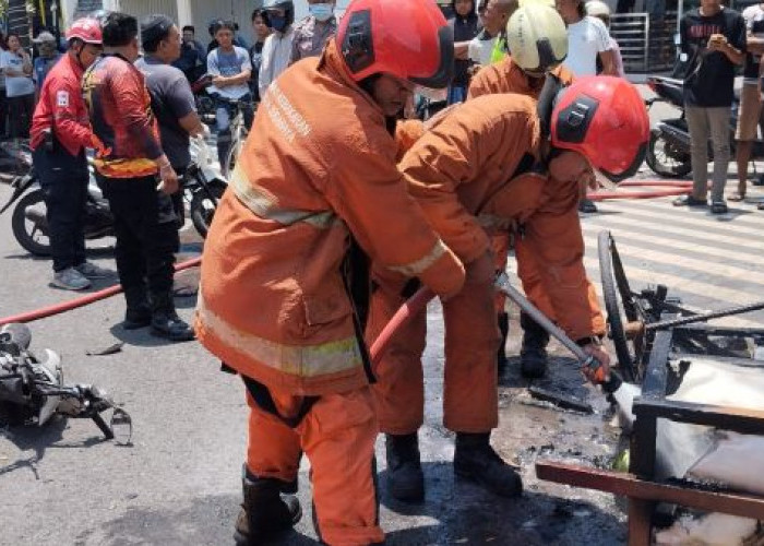 Adu Banteng di Jalan Rajawali Surabaya, Pemotor Tewas Usai Tabrak Rombong Hingga Terbakar