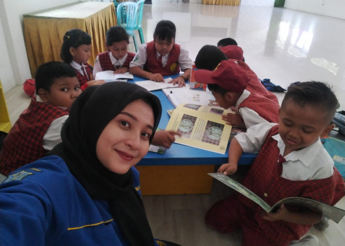 Anak-anak Tegalsari Manfaatkan Balai TBM untuk Belajar Menulis dan Mewarnai