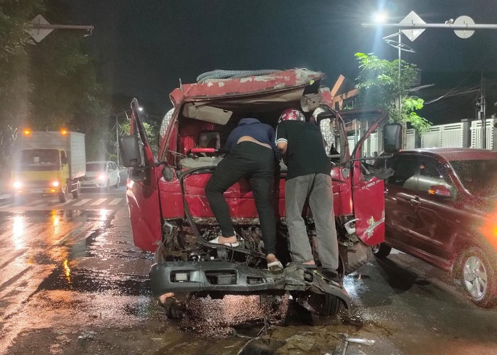 Truk Tangki Ringsek Usai Tabrak Truk Muat Pasir di Jalan Ahmad Yani Surabaya