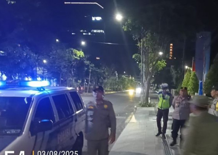 Polsek Sukomanunggal Patroli Antisipasi Balap Liar dan Kejahatan di Jalan HR Muhammad