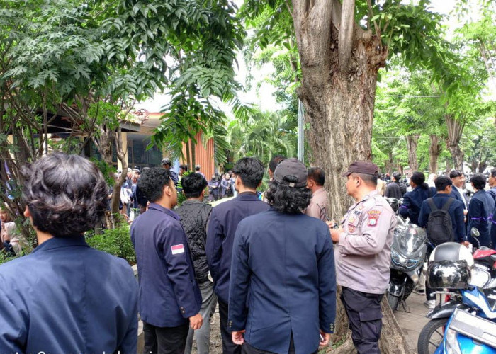 Mahasiswa Unesa Aksi Damai ke DPRD Surabaya, Polsek Gayungan Pastikan Kondusif