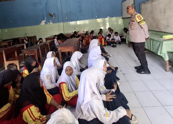 Cegah Bullying dan Tawuran Remaja, Bhabinkamtibmas Polsek Bubutan Edukasi Siswa SMP Islam