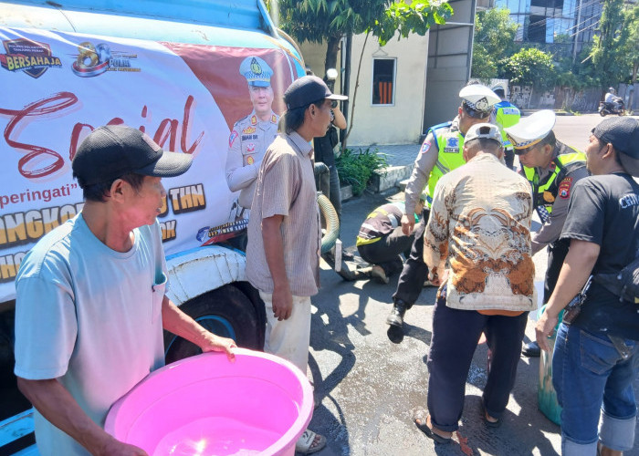 Peringati HUT Bhayangkara ke-80, Satlantas Polres Pelabuhan Tanjung Perak Salurkan Air Bersih ke Masyarakat