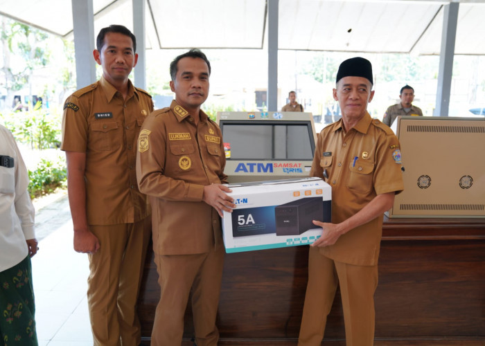 Permudah Layanan hingga Pelosok, Bupati Bangkalan Serahkan Mesin ATM Samsat QRIS ke Kecamatan Geger dan Konang