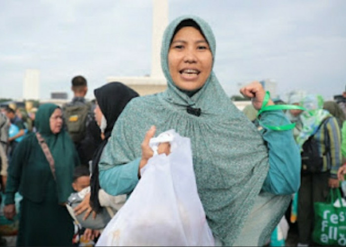 Unboxing Sembako Pasar Murah Monas, Ibu Asal Pondok Labu Pamerkan Paket Melimpah hingga Baju Gamis Gratis