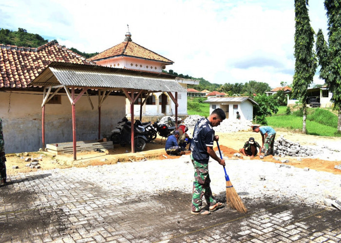 Progres 30 Persen, Satgas TMMD Percantik Halaman Kelas Santri
