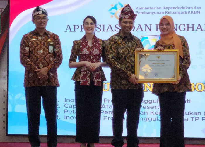 Sukses Kawal Program Nasional, Ketua TP PKK Situbondo Raih Penghargaan Menteri Kependudukan/BKKBN